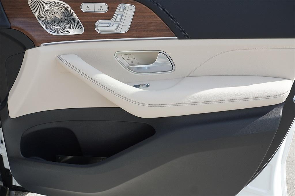 new 2025 Mercedes-Benz GLS 450 car, priced at $93,449