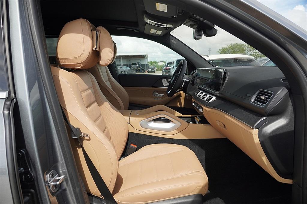 new 2025 Mercedes-Benz GLS 580 car, priced at $114,938