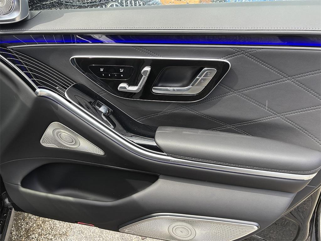 new 2025 Mercedes-Benz Maybach S 580 car, priced at $213,449