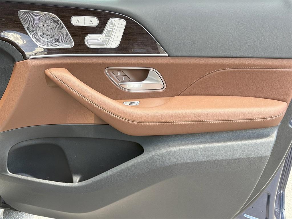 new 2025 Mercedes-Benz GLS 450 car, priced at $92,158