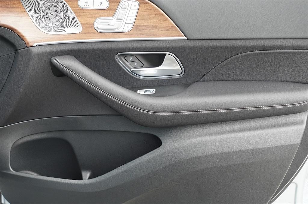 new 2025 Mercedes-Benz GLS 450 car, priced at $86,408