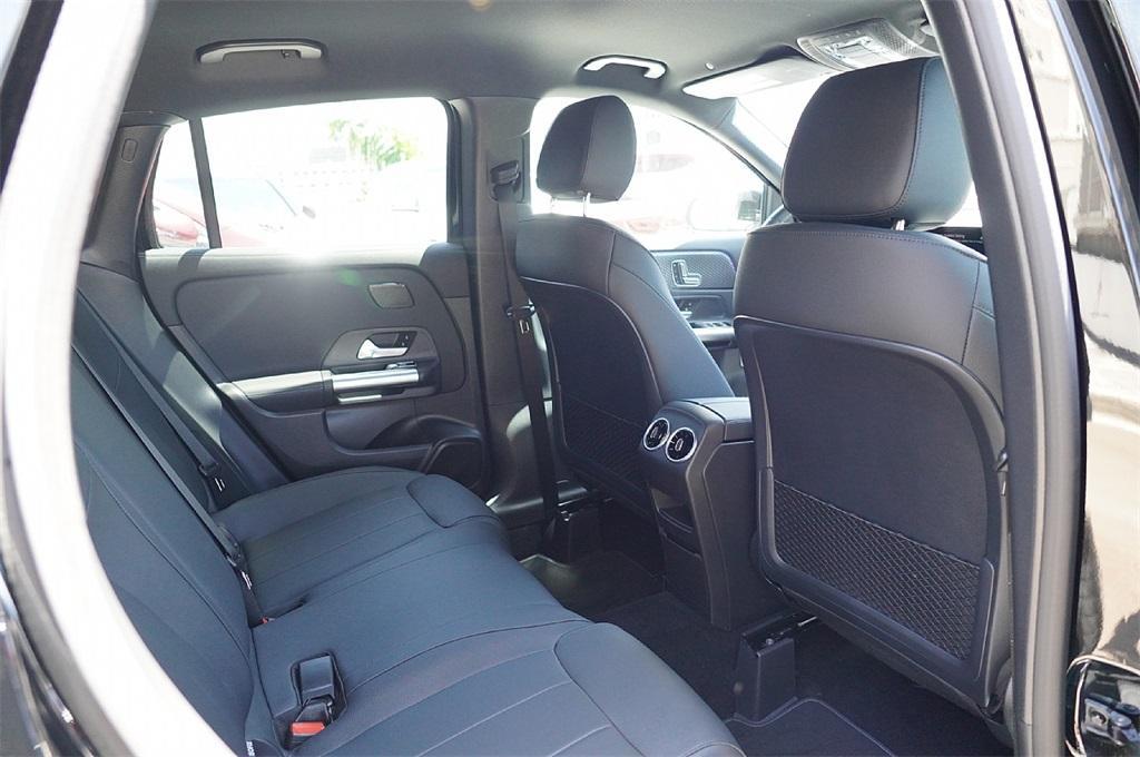 new 2025 Mercedes-Benz GLA 250 car, priced at $39,612