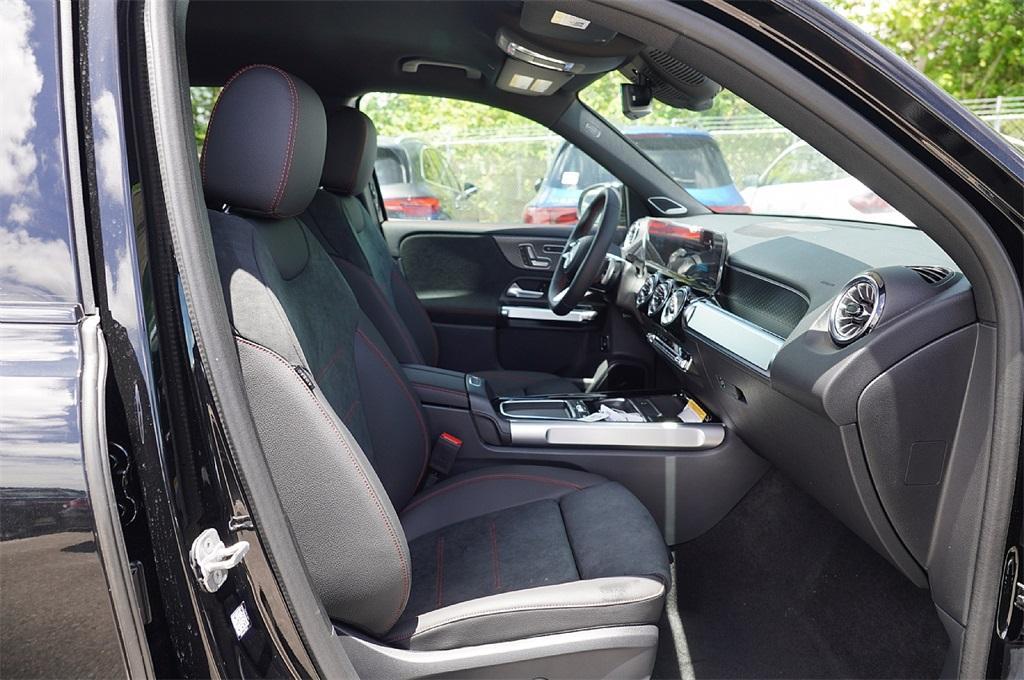 new 2025 Mercedes-Benz GLB 250 car, priced at $45,405