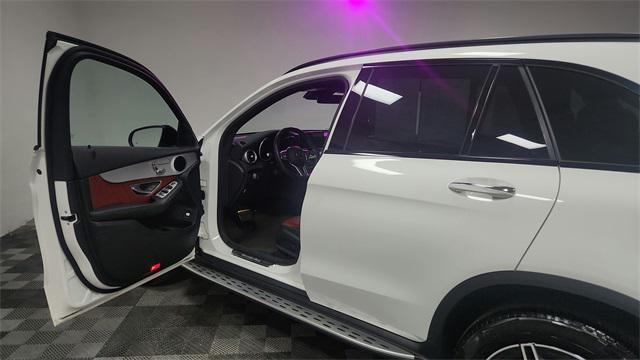 used 2022 Mercedes-Benz GLC 300 car