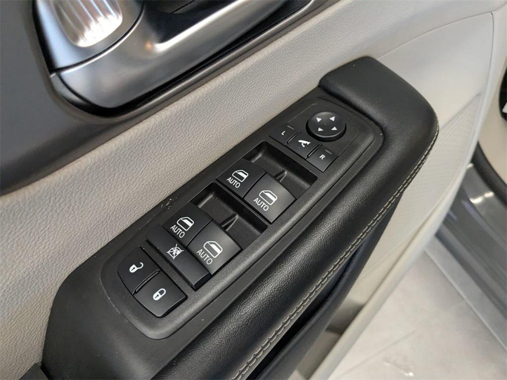 used 2021 Chrysler Pacifica Hybrid car, priced at $21,289