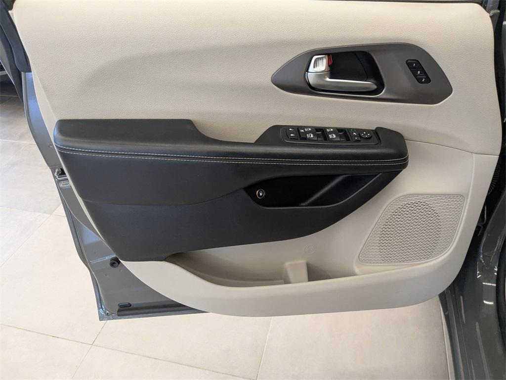 used 2021 Chrysler Pacifica Hybrid car, priced at $21,289