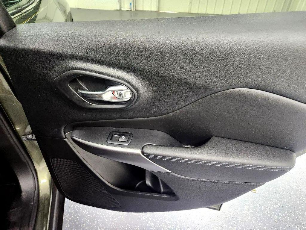 used 2019 Jeep Cherokee car