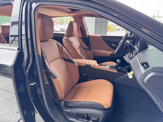 new 2025 Lexus ES 300h car, priced at $50,760