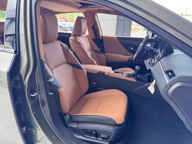 new 2025 Lexus ES 300h car, priced at $50,555