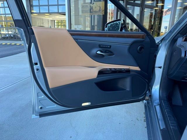 new 2025 Lexus ES 300h car, priced at $51,360