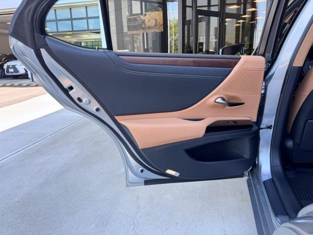used 2025 Lexus ES 300h car, priced at $47,999