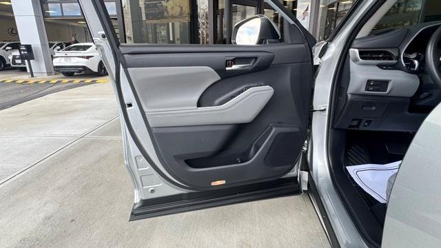 used 2022 Toyota Highlander Hybrid car, priced at $36,899