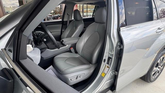 used 2022 Toyota Highlander Hybrid car, priced at $36,899