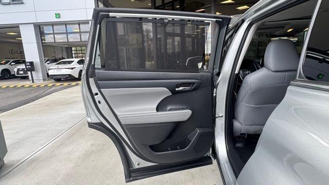 used 2022 Toyota Highlander Hybrid car, priced at $36,899