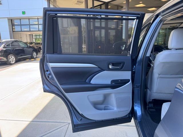 used 2019 Toyota Highlander car, priced at $28,999
