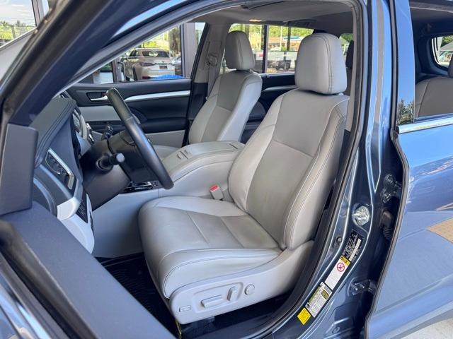 used 2019 Toyota Highlander car, priced at $28,999
