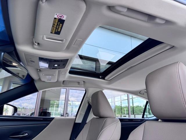 used 2021 Lexus ES 300h car, priced at $31,999