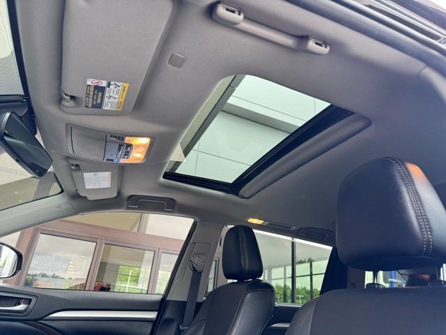 used 2019 Toyota Highlander Hybrid car, priced at $25,499