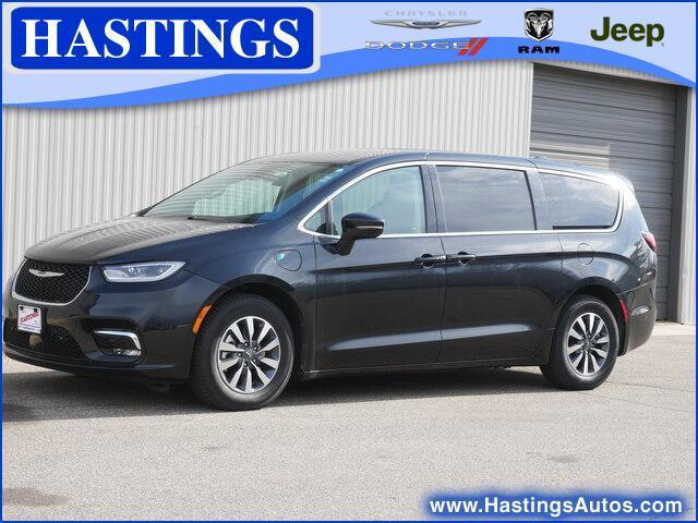 used 2022 Chrysler Pacifica Hybrid car, priced at $27,382
