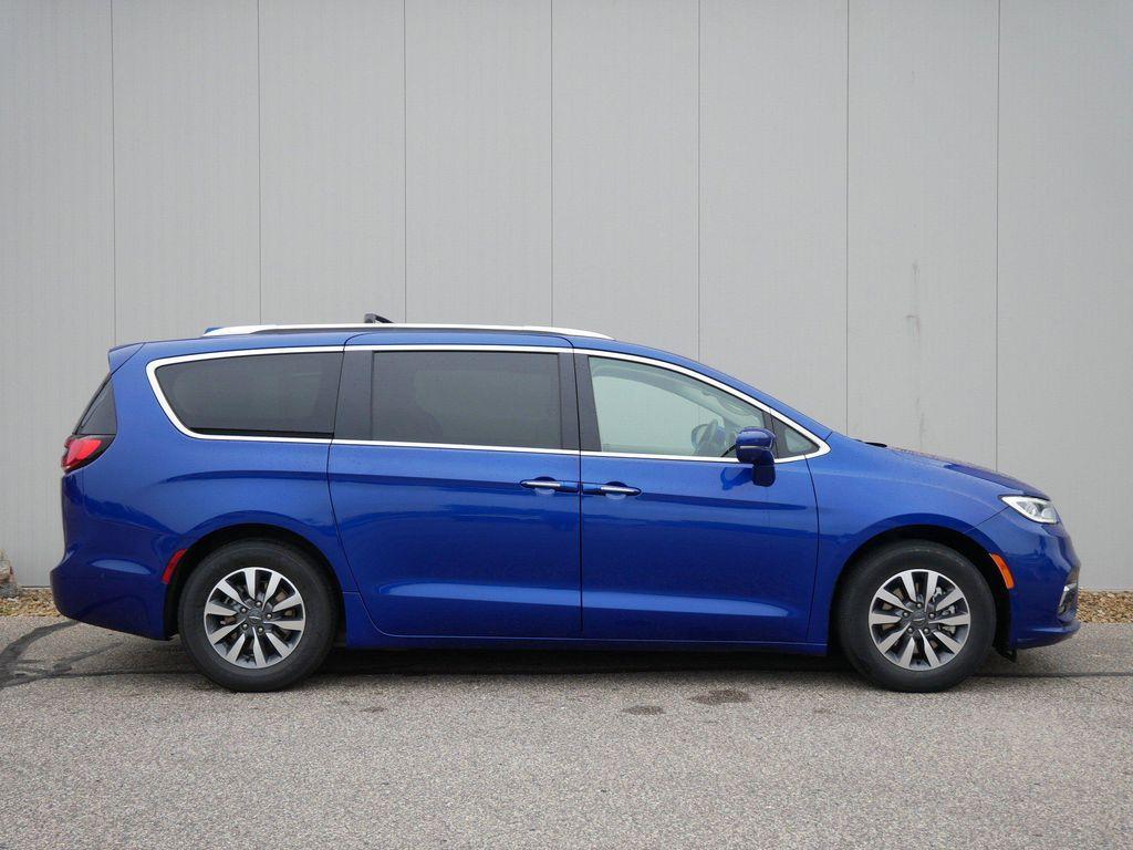 used 2021 Chrysler Pacifica Hybrid car, priced at $23,982