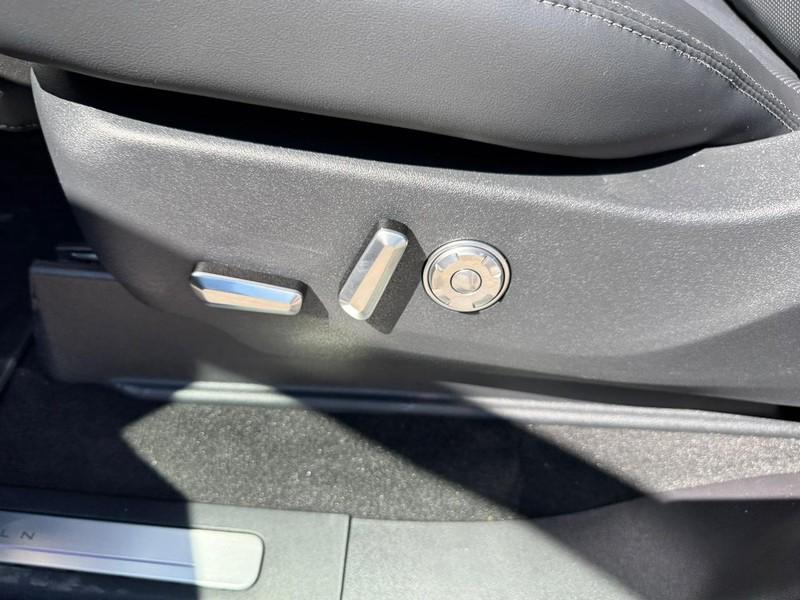new 2025 Lincoln Navigator car, priced at $105,985