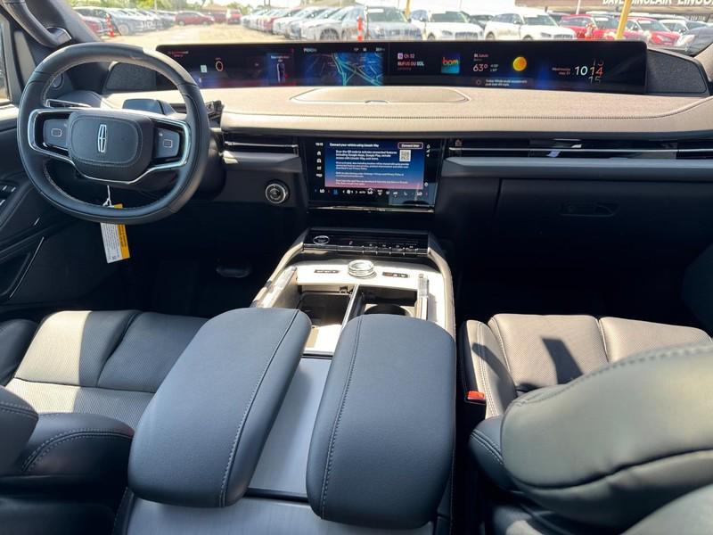 new 2025 Lincoln Navigator car, priced at $105,985