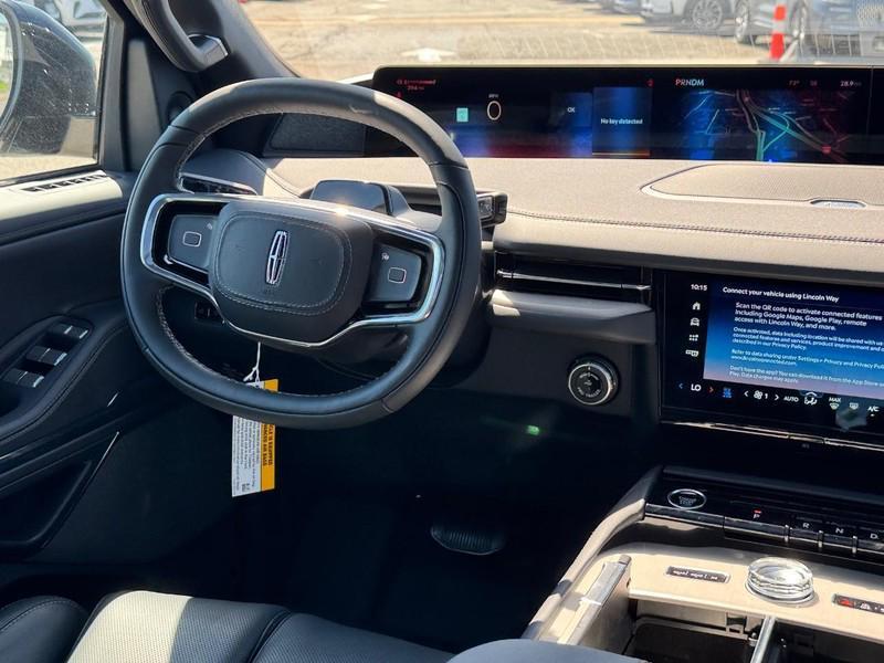 new 2025 Lincoln Navigator car, priced at $105,985