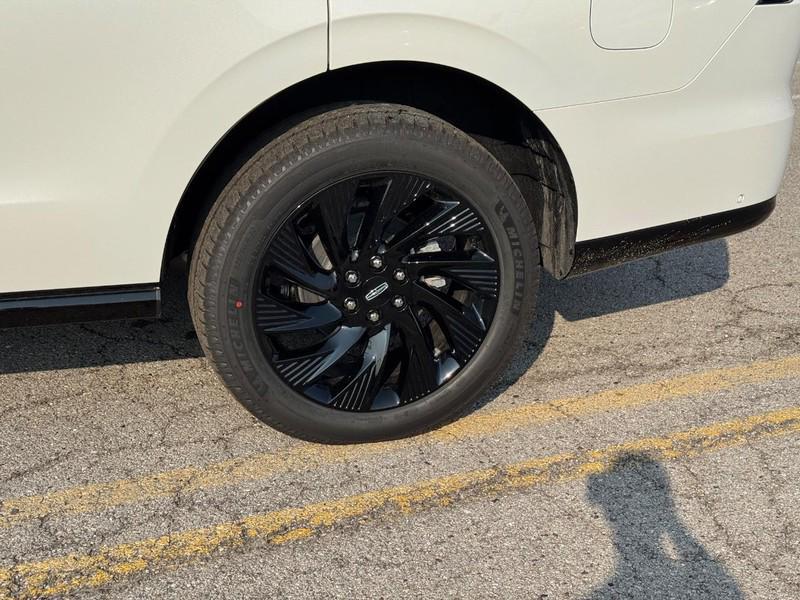 new 2025 Lincoln Navigator car, priced at $109,305