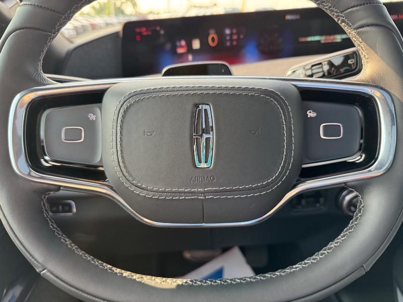 new 2025 Lincoln Navigator car, priced at $109,305