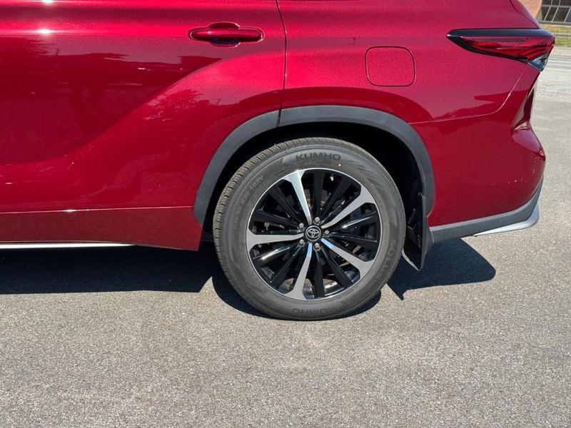 used 2022 Toyota Highlander car, priced at $31,825