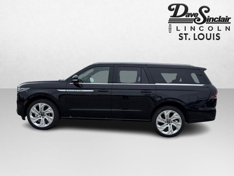 new 2025 Lincoln Navigator car, priced at $108,220