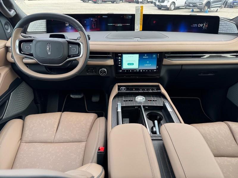 new 2025 Lincoln Navigator car, priced at $123,585