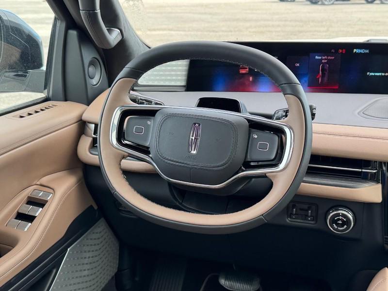 new 2025 Lincoln Navigator car, priced at $123,585