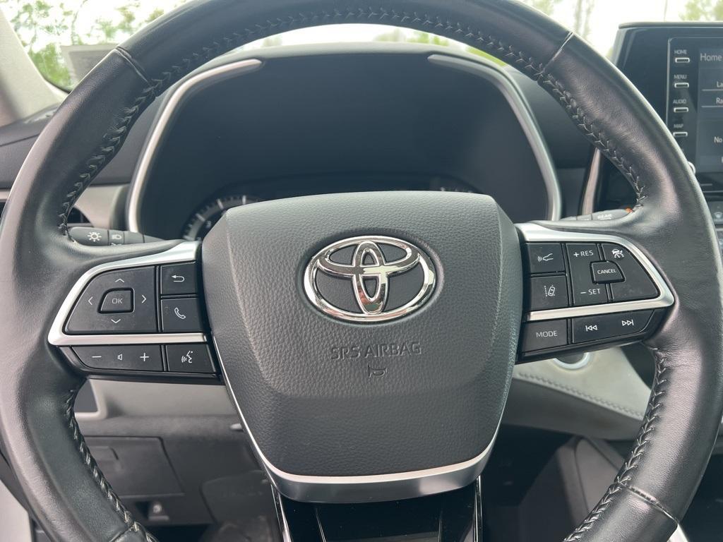 used 2021 Toyota Highlander car, priced at $32,900