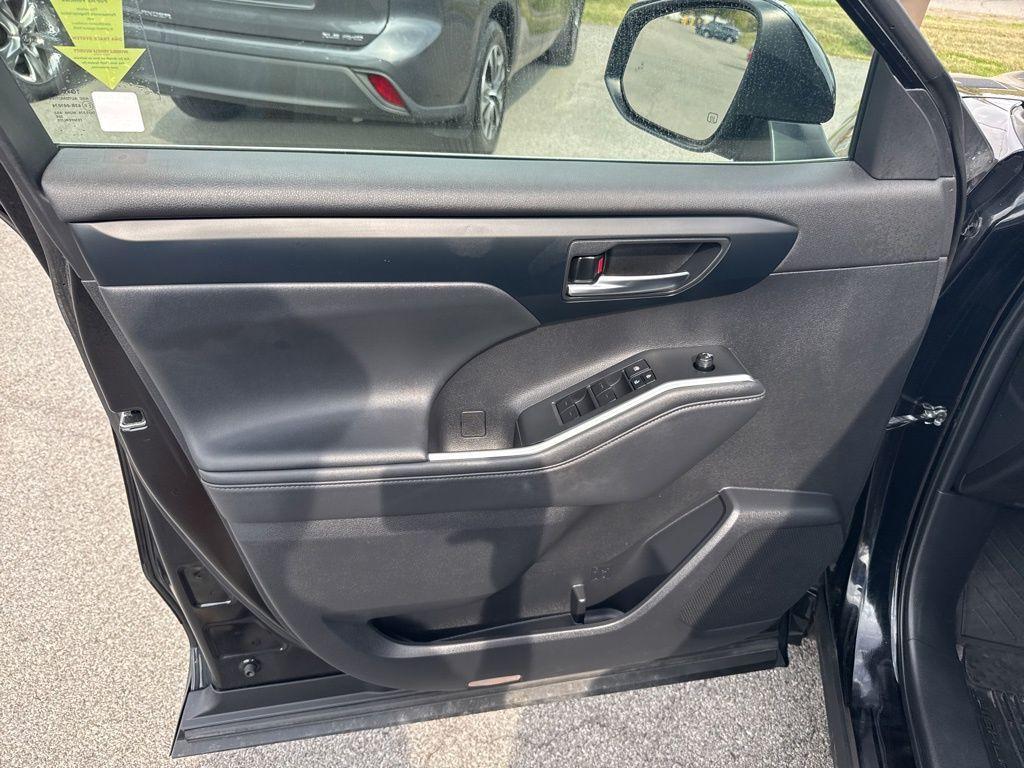 used 2022 Toyota Highlander car, priced at $36,995