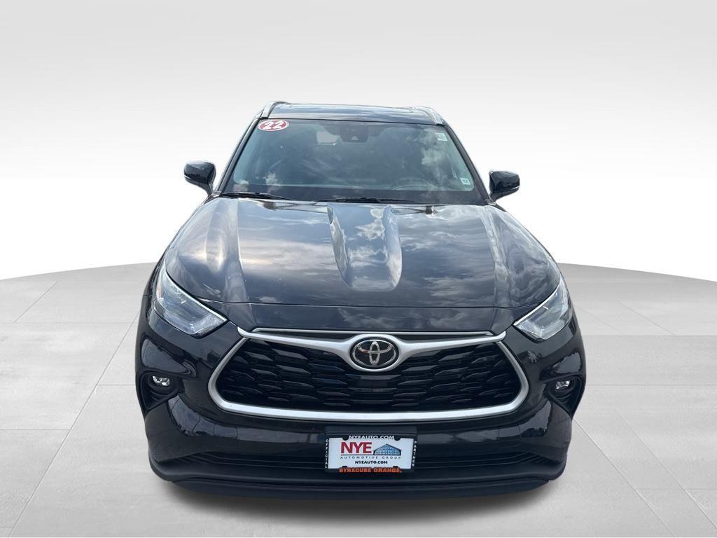 used 2022 Toyota Highlander car, priced at $36,995