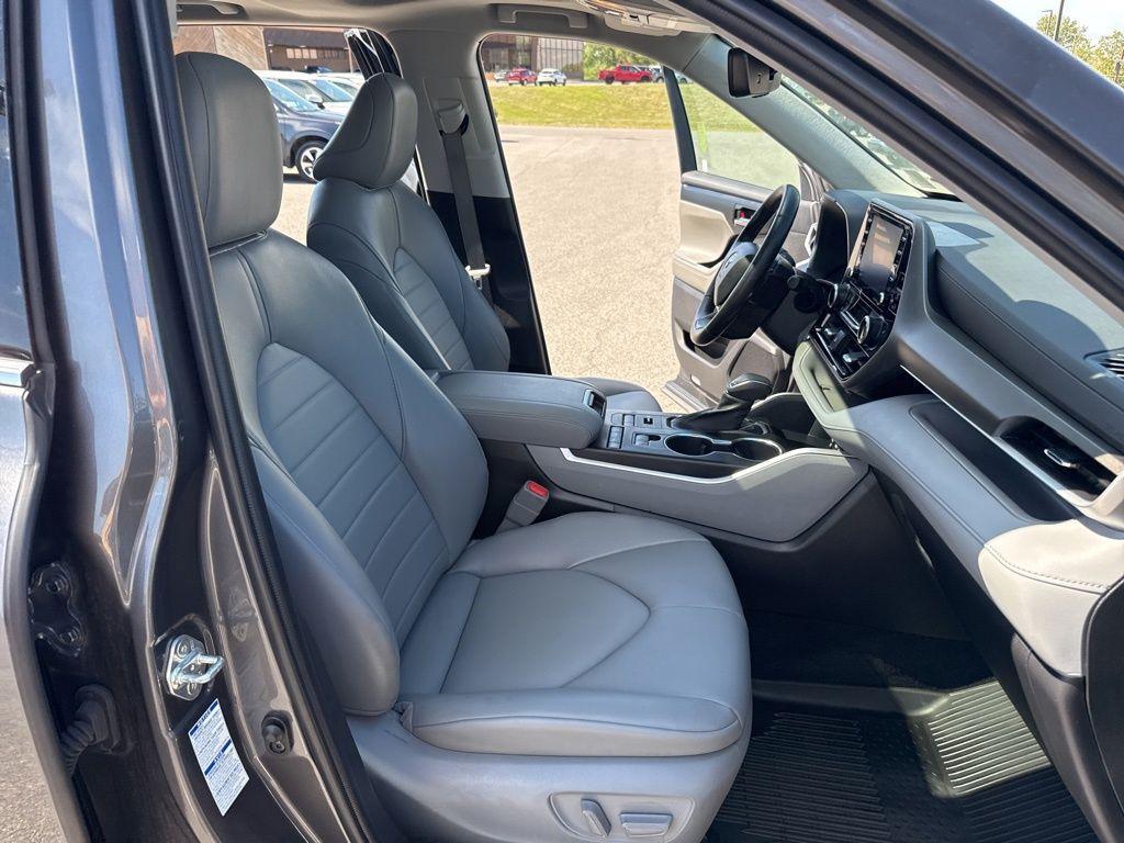 used 2022 Toyota Highlander car, priced at $35,295