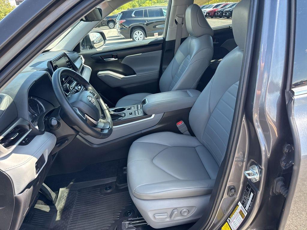 used 2022 Toyota Highlander car, priced at $35,295