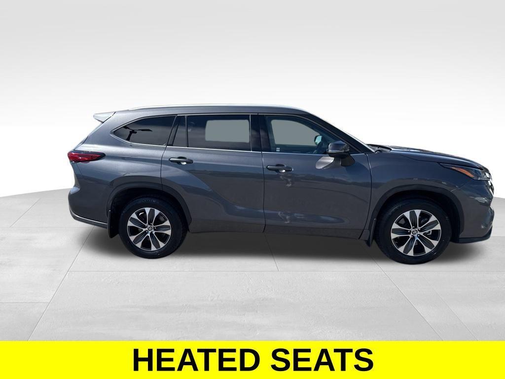 used 2022 Toyota Highlander car, priced at $35,295
