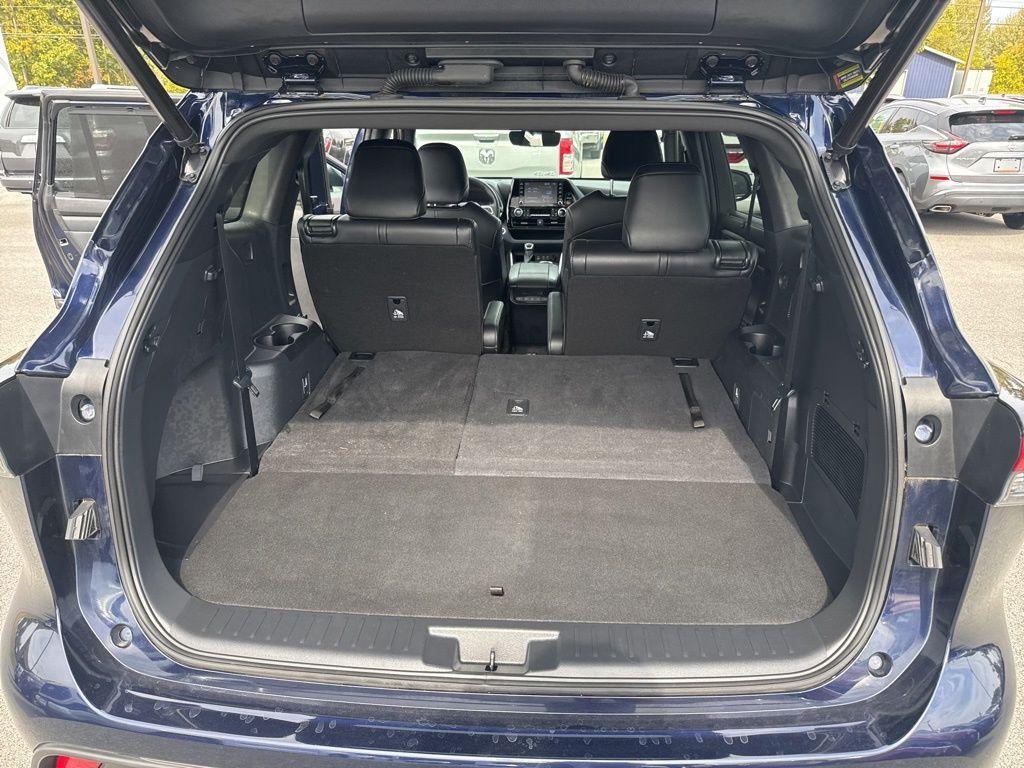 used 2022 Toyota Highlander car, priced at $39,995