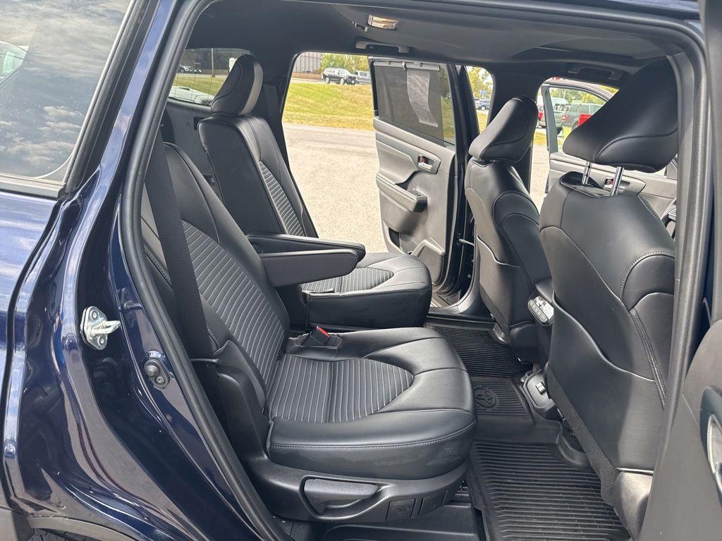 used 2022 Toyota Highlander car, priced at $39,995