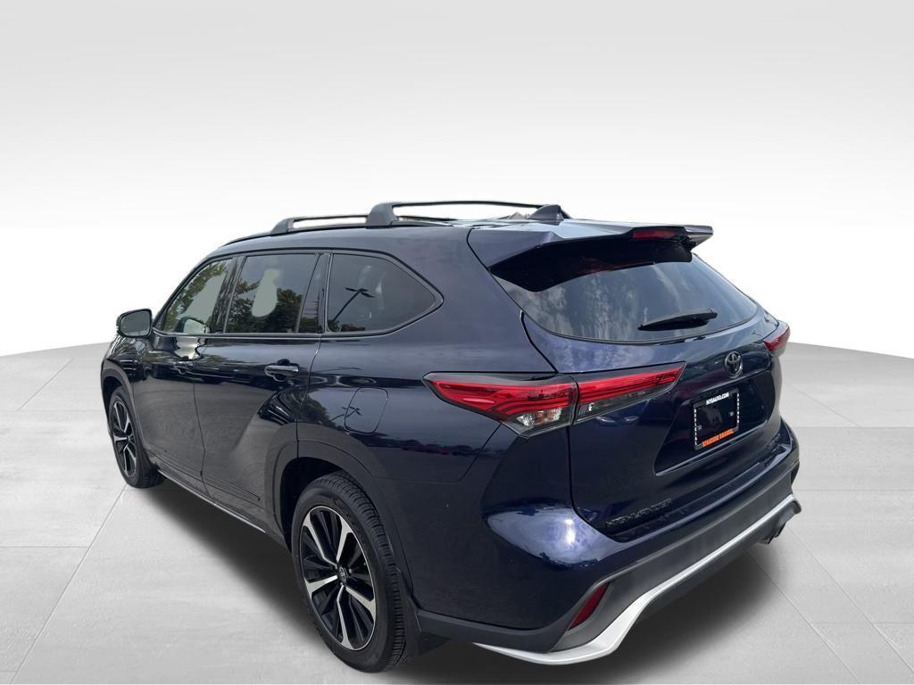 used 2022 Toyota Highlander car, priced at $39,995