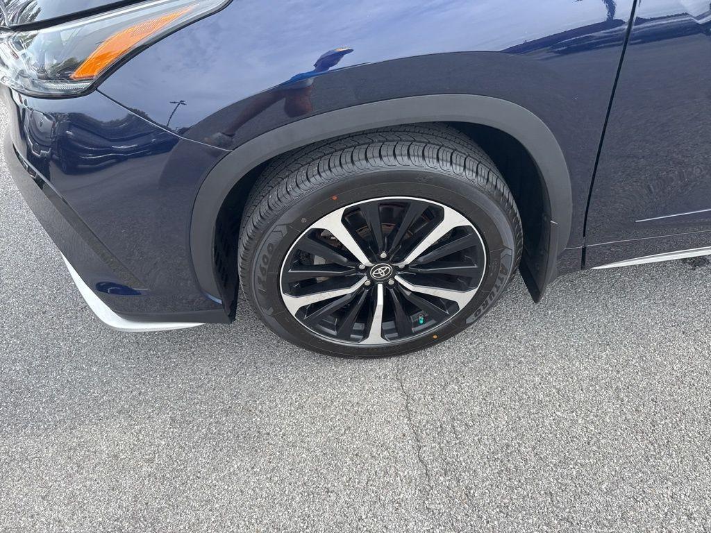 used 2022 Toyota Highlander car, priced at $39,995