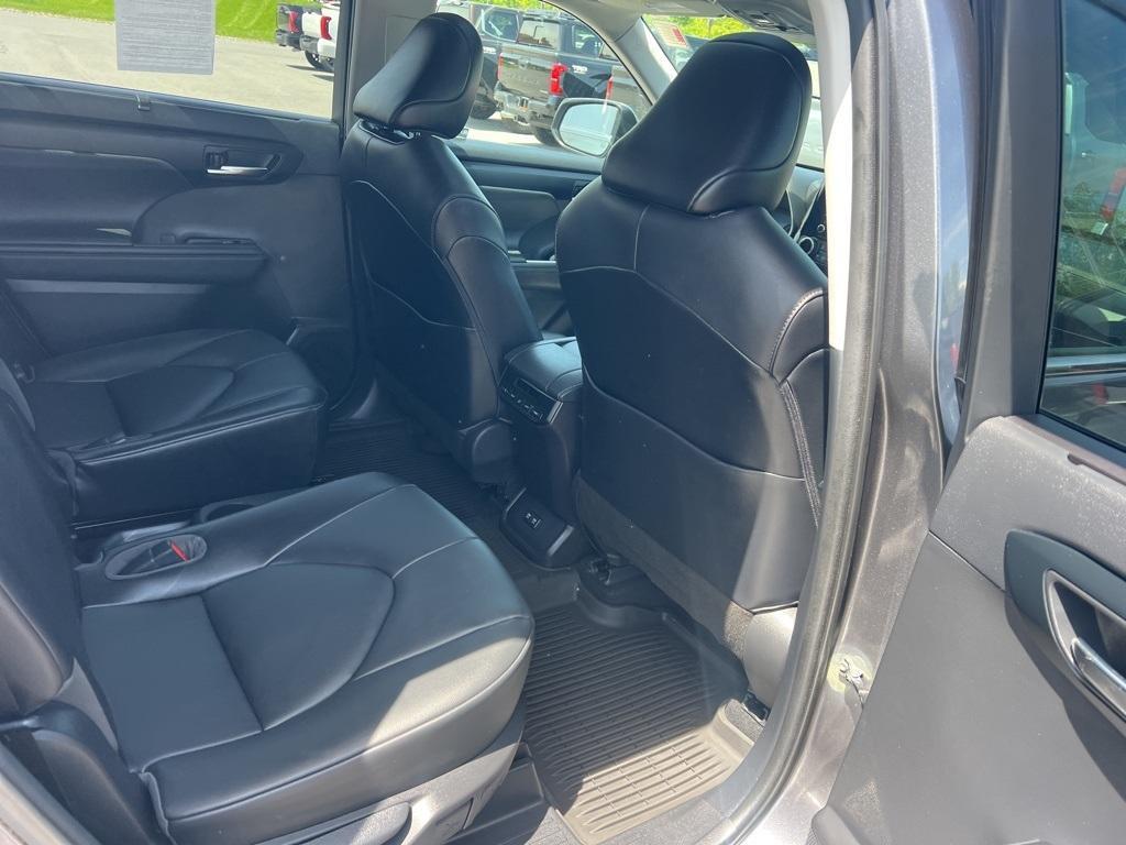 used 2021 Toyota Highlander car, priced at $31,900
