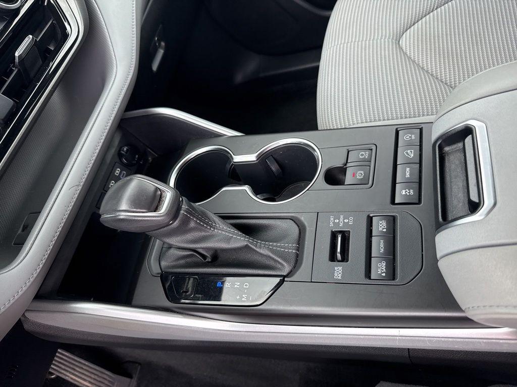used 2022 Toyota Highlander car, priced at $34,450