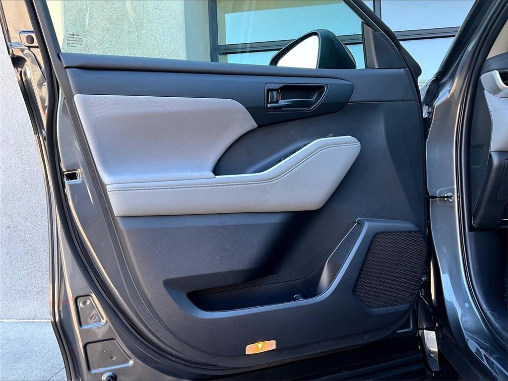 used 2024 Toyota Highlander car, priced at $38,250