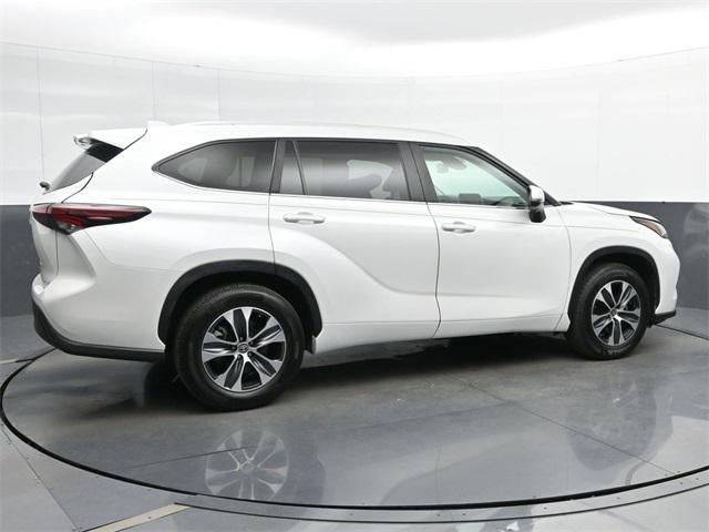 used 2024 Toyota Highlander car, priced at $40,998