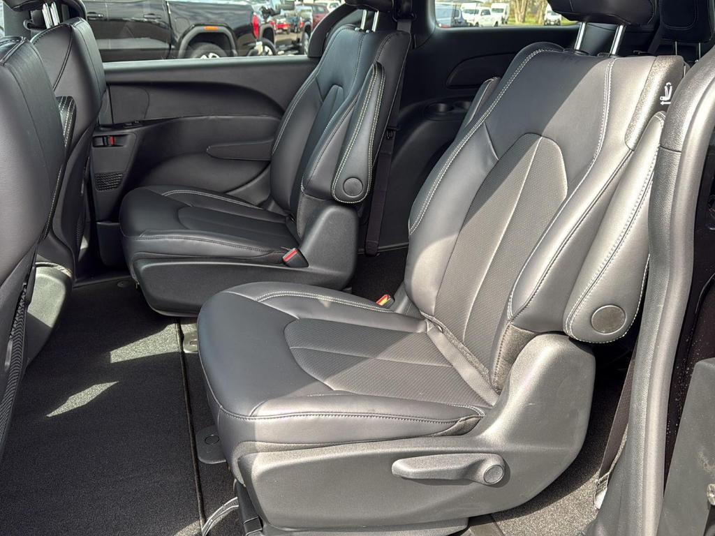new 2025 Chrysler Pacifica Hybrid car, priced at $48,337