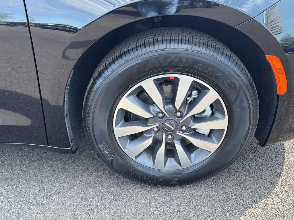 new 2025 Chrysler Pacifica Hybrid car, priced at $48,337