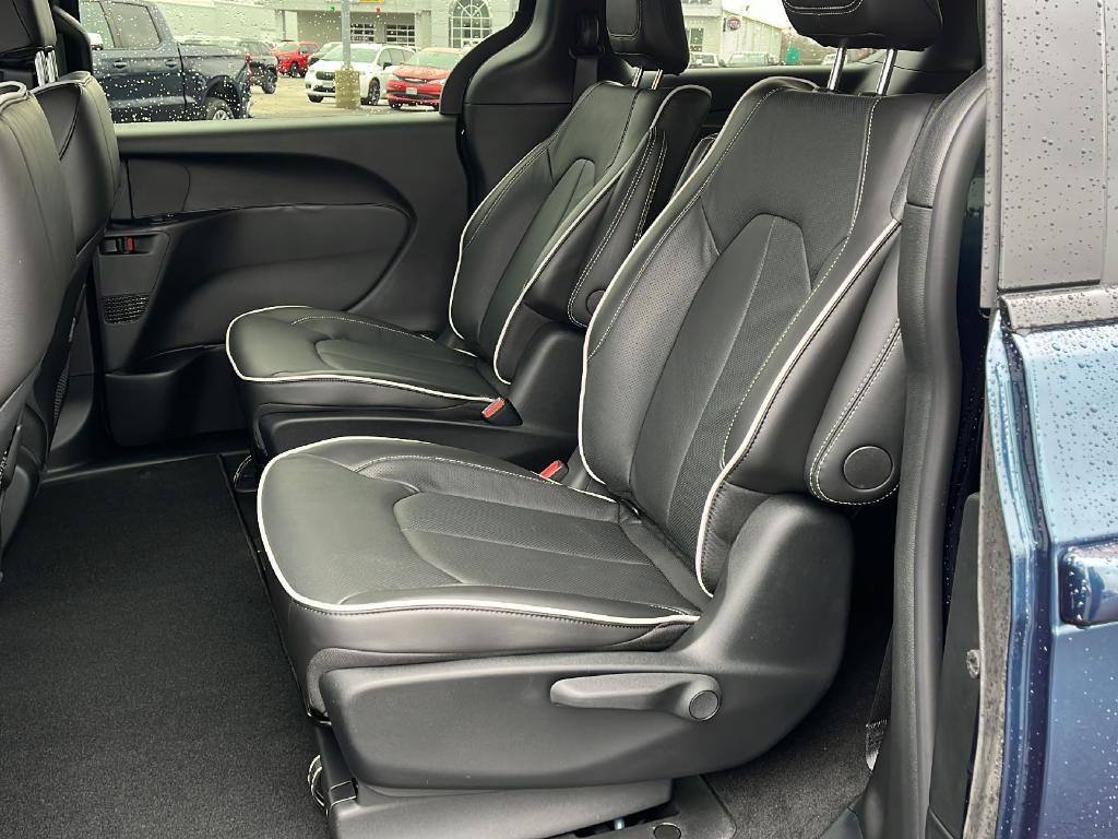 new 2025 Chrysler Pacifica Hybrid car, priced at $53,612